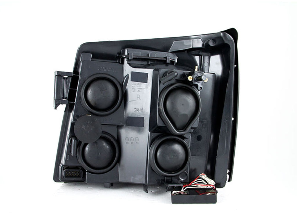 Anzo USA 111143 Projector Headlight Set w/Halo Fits 02-06 Escalade Escalade ESV