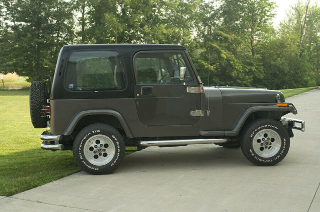 Kentrol 30403 Polished Silver Windshield Hinge Pair 76-95 CJ and Wrangler YJ